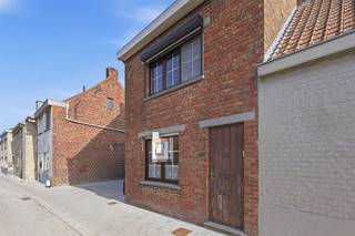 Bent u op zoek naar een woning die u volledig naar eigen smaak kan renoveren? Deze woning in Koekelare biedt een uitstekende kans voor...