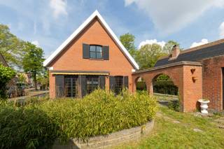 Deze charmante woning in Brugge vormt een ideale basis voor comfortabel wonen in de Brugse rand. Dankzij drie slaapkamers, een ruime leefruimte en...