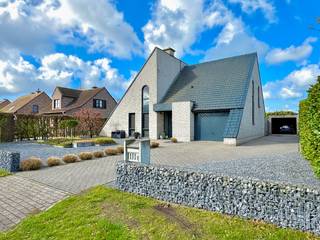 Ontdek deze instapklare open bebouwing in Assenede, gelegen langs de Oude Gentweg, een uiterst gegeerde locatie vlakbij het centrum. Deze ruime gezinswoning, gebouwd in 1992, bevindt zich op een mooi perceel van maar liefst 890 m² en werd doorheen de jaren steeds zeer goed onderhouden!<br /><br />De woning werd op het gelijkvloers in 2018 grondig vernieuwd met onder andere een moderne keuken. Dankzij de grote raampartijen geniet je hier van een aangename lichtinval en een open, lichtrijk gevoel. De gezellige pelletkachel zorgt voor extra warmte en sfeer, terwijl de elektrische vloerverwarming en radiatoren instaan voor het algemene comfort.<br />Met drie volwaardige slaapkamers en een nette badkamer op de eerste verdieping biedt deze woning alle ruimte voor een gezin. Daarnaast is er een aparte douchekamer met inloopdouche op het gelijkvloers en zijn er toiletten op zowel het gelijkvloers als de verdieping.<br /><br />Buiten geniet je van een prachtige, privatieve tuin zonder inkijk, compleet met tuinberging en een groot overdekt terras – ideaal om in alle rust te ontspannen. De handige oprit, inpandige garage en zijdoorgang met poortje zorgen voor extra gebruiksgemak.<br /><br />De woning beschikt bovendien over 36 zonnepanelen, wat een mooie troef is op vlak van energie.<br />Met een EPC-label D is er geen renovatieplicht. Door over te schakelen naar een hoogrendementsketel op aardgas of een warmtepomp kan het EPC-label bovendien eenvoudig verbeterd worden naar een C-label!<br /><br />Kortom, een ruime, verzorgde gezinswoning op een ruim perceel en dit op een topligging in Assenede.<br />Meer info of een bezoek? Graag een mail naar hallo@wijsvastgoed.be ! We nemen dan spoedig contact op voor een bezoekmoment.