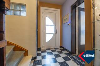 Welkom in de Sartlaan te Mariakerke waar u deze charmante halfopen woning in een gegeerde, groene en rustige buurt vindt! Dit comfortabele, op...