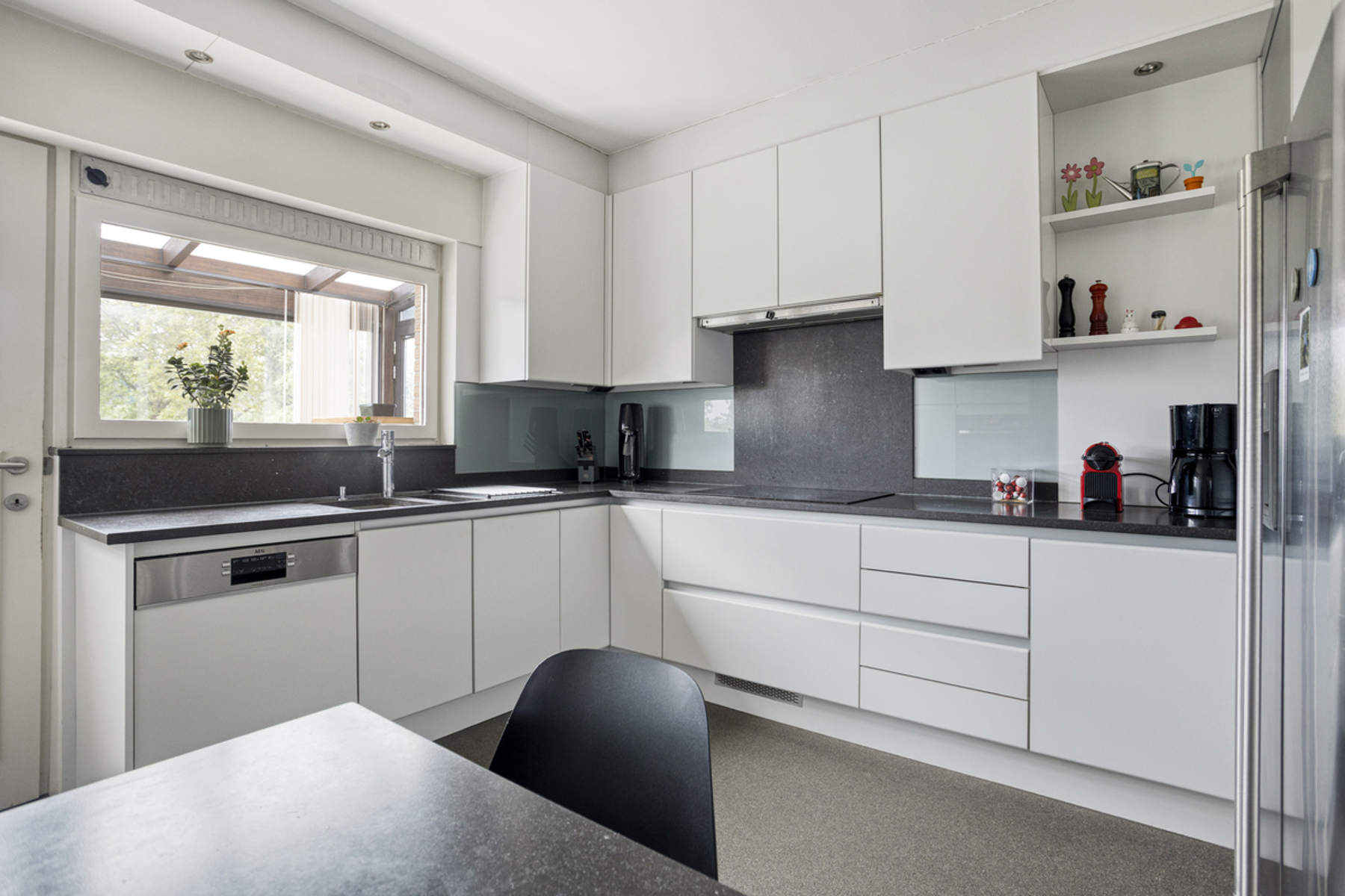 Ruime gezinswoning met 3 slaapkamers, veranda en prachtige tuin met open zicht - foto 5