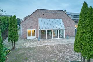<p>Ben je gedreven en op zoek naar een mooie locatie en nieuwe uitdaging?<br />Wel, dan is dit uitstekende handelspand met woonst, gelegen aan de Luikersteenweg, iets voor jou. Het geheel ligt op een uitgestrekt perceel van 5664m² en heeft een netto bruikbare oppervlakte gelijkvloers van ca 378m².<br />Deze commerciële ruimte biedt een ideale kans voor ondernemers die op zoek zijn naar een plek die zowel werk als wonen combineert.<br />De uitstekende verbinding met de omliggende gemeenten draagt bij aan de vele mogelijkheden die dit handelspand te bieden heeft. <br /><br />De flexibele indeling biedt tal van mogelijkheden, waardoor je het pand geheel naar eigen wens kunt inrichten. De ruimte is geschikt voor diverse bedrijfsactiviteiten, wat het extra aantrekkelijk maakt.</p>
<p>Naast de commerciële voordelen is er ook de mogelijkheid tot woongenot. Dit pand biedt de gelegenheid om boven jouw zaak te wonen, wat praktisch is.<br /><br /><span><u><strong>INDELING</strong></u></span><br /><u>Gelijkvloers</u> : inkom - diverse functionele ruimtes - orangerie - toiletruimtes - mezzanine<br /><u>Verdieping</u> : trap naar verdieping - keuken - zitplaats - badkamer - 3 slaapkamers - nachthal<br /><u>Kelder</u> : kelder met verschillende bergingen<br /><br />Tuin : aangenaam terras omgeven door een aangelegde tuin met vijver waar het heerlijk vertoeven is<br /><br /><strong>Interesse om dit pand te ontdekken ? Maak een afspraak via email (joris@limbo.be) of telefoon (0496/166 339); ik begeleidt je graag verder.</strong><br /><br /> </p>