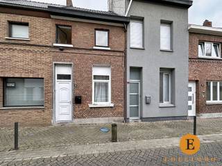 <p><span>Te renoveren eengezinswoning met potentieel, in hartje centrum</span></p><p><span>Ontdek deze charmante </span><span>te renoveren eengezinswoning</span><span> met </span><span>stadstuintje</span><span>, ideaal voor wie graag zijn eigen woonproject vormgeeft. Gelegen </span><span>in het centrum</span><span>, op wandelafstand van </span><span>bushalte</span><span> en </span><span>treinstation</span><span>, biedt deze woning een uitstekende bereikbaarheid en alle voorzieningen binnen handbereik.</span></p><p><span>Op het </span><span>gelijkvloers</span><span> vind je een gezellige </span><span>voorplaats</span><span>, gevolgd door een </span><span>ruime woonkamer</span><span> met aansluitend een </span><span>open keuken</span><span>. Achteraan bevinden zich een </span><span>badkamer</span><span> die gecombineerd werd met een </span><span>wasplaats en douche</span><span>, én toegang tot het </span><span>knusse stadstuintje</span><span>perfect voor wie graag buiten vertoeft.</span></p><p><span>De </span><span>eerste verdieping</span><span> beschikt over </span><span>twee volwaardige slaapkamers</span><span>, ideaal voor een klein gezin, thuiskantoor of hobbyruimte.</span></p><p><span>Deze woning biedt een unieke kans om volledig naar eigen smaak te renoveren en om te vormen tot een warme, hedendaagse thuis op een toplocatie.</span></p><p><span>Interesse?</span><span> Mis deze opportuniteit niet en plan vandaag nog je bezoek!</span></p>