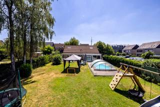 Deze instapklare en ruime gezinswoning biedt 239 m² bewoonbare oppervlakte, vijf slaapkamers, twee badkamers en een prachtige tuin van 1140 m² met zwembad. Gelegen in de rustige en groene Canadalaan, geniet u hier van ruimte, privacy en een uitstekende bereikbaarheid richting winkels, scholen en invalswegen.<br /><br />Indeling<br /><br />Gelijkvloers:<br />• Inkomhal<br />• Woonkamer<br />• Keuken<br />• Veranda<br />• Hal<br />• Slaapkamer 1 (11 m²)<br />• Slaapkamer 2 (16 m²)<br />• Slaapkamer 3 (18,5 m²)<br />• Badkamer<br />• Wasplaats<br /><br />1ste verdieping:<br />• Hal<br />• Slaapkamer 4 (18 m²)<br />• Slaapkamer 5 (19 m²)<br />• Badkamer 2<br /><br />---<br />Bijzonderheden<br />• Houtskeletbouw met bakstenen buitengevel<br />• Overdekt Zwembad<br />• Alarmsysteem<br />• Veilgheidsvoordeur<br />• Ventilatiesysteem<br />• 2025 : Zolder omgebouwd naar 2 slaapkamers + 1 badkamer<br />• 2025 : Nieuw verandadak<br />• 2024 : Nieuwe airco's <br />• 2023 : Nieuwe pelletkachel gekoppeld aan CV<br />• 2020 : Nieuwe CV Itho Daalderop<br />• Instapklaar<br />• Rustige, groene ligging<br /><br />Bezoek onze website Albert.immo voor alle foto's en virtuele voorstelling.<br />Bel Bart voor een bezoekje : 0474/344,300