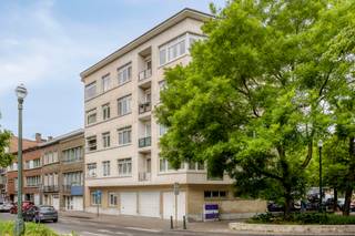 Ontdek dit prachtige en volledig gerenoveerde appartement, ideaal gelegen aan de Eugène Ysayelaan 105 te Anderlecht. Dankzij zijn uitstekende ligging geniet u hier van een perfecte combinatie van rust, groen en stedelijke bereikbaarheid.<br /><br />Het appartement bevindt zich in een aangename residentiële buurt, op wandelafstand van diverse parken en groene zones, waaronder het prachtige Astridpark. Daarnaast bevinden winkels, scholen, sportfaciliteiten, horecazaken en dagelijkse voorzieningen zich in de onmiddellijke omgeving. Ook op vlak van mobiliteit scoort deze locatie bijzonder sterk dankzij de nabijheid van metro-, tram- en bushaltes, evenals een vlotte verbinding naar het stadscentrum van Brussels, de Ring en de belangrijkste invalswegen. Een uitstekende Mobiscore maakt deze woonst extra aantrekkelijk voor wie zich vlot en duurzaam wil verplaatsen.<br /><br />Met een bewoonbare oppervlakte van circa 63 m² biedt dit appartement een comfortabele en doordachte indeling. Via de inkomhal bereikt u een afzonderlijk gastentoilet, gevolgd door een aangename leefruimte die geniet van veel natuurlijk licht. De aparte keuken biedt alle comfort voor dagelijks gebruik.<br /><br />Verder beschikt het appartement over een moderne badkamer uitgerust met een ruime inloopdouche en een volwaardige slaapkamer. Vanuit de slaapkamer heeft u rechtstreeks toegang tot het terras, waar u in alle rust kunt genieten van een moment buiten.<br /><br />Dankzij de volledige renovatie verkeert het appartement in uitstekende staat en is het volledig instapklaar. Hierdoor vormt het zowel een ideale eerste woning als een interessante investering.<br /><br />Bent u op zoek naar een instapklaar appartement op een uitstekende locatie in Anderlecht? Dan is dit eigendom zeker een bezoek waard.<br /><br />📞 Contacteer ons vandaag nog voor meer informatie of een bezoek ter plaatse.<br /><br />📧 nils.deblock@weinvest.be<br />📱 0497 248 251<br /><br />Stedenbouwkundige inlichtingen in aanvraag.