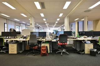 Cette propriété commerciale à vendre est située dans le centre de Roeselare avec une superficie au rez-de-chaussée d'environ 335 m² avec une cave/espace de stockage d'environ 300 m².Fait partie de la copropriété de la « résidence Ter Colghen ». Parking privé à l'arrière où 10 places de parking supplémentaires peuvent être achetées à 7 500€ chacune.Ce bâtiment peut être soumis à l'obligation de rénovation imposée par le gouvernement flamand pour les bâtiments non résidentiels. Pour plus d'informations, veuillez consulter le site web de l'Agence flamande de l'énergie et du climat à l'adresse https://www.energiesparen.be/nr/renovatieverplichting.Vous recherchez un bien immobilier commercial composé de locaux commerciaux à vendre à Roeselare ? N'hésitez pas à nous contacter au 051 21 22 23.