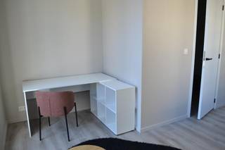 Deze kamer (nr. 4) maakt deel uit van een gebouw waarin zich 9 studentenkamers bevinden en is gelegen op 500m van het station en wandelafstand van het centrum van Mechelen, naast het kanaal Leuven - Dijle. Het gebouw is voorzien van een inkomhal, een ruime fietsenberging met automatische fietshaken, hyper-geïnstalleerde keuken met aanpalend een gezellige leef- ontspanningsruimte met veel lichtinval, kelder en een gezellige stadstuin. De kamer zelf is voorzien van een bureau met bureaustoel, kleerkast, sofa, airco koeling/verwarming, badkamer met neveldouche en sproeier, lavabomeubel, hangtoilet, spiegel en sfeerverlichting. De foto's zijn ter indicatie aangezien sommige kamers nog in afwerkfase zijn (afwerkingsgraad is overal dezelfde). Opgelet: Het gaat hier wel degelijk over studentenkamers. Dit betekend dat er aan bepaalde (opgelegde) voorwaarden dient voldaan te zijn om deze kamer te mogen huren, zijnde: minstens 18 jaar en ingeschreven zijn in een hoge school of universiteit.  <br /><br />Voor eventuele vragen en/of het maken van een afspraak: patrik@ampvastgoed.be en/of 0465.00.40.45 of 0465/00.40.44
