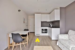 Studio entièrement <strong>rénové </strong>avec vue latérale sur la mer situé au <strong>5ème étage</strong> de la résidence Océan à<strong> 50m de la plage ! </strong><br /><br />Le studio comprend une entrée avec vestiaire séparé (équipé de placards), une salle de bain avec douche, meuble lavabo et une toilette, une cuisine entièrement équipée, un espace de vie avec vue latérale sur la mer. <br />Ce studio peut servir de 2ème résidence ou d'investissement pour la location saisonnière ! <br /><br />ATOUTS :<br />- Situé à 50m de la plage<br />- Entièrement rénové<br />- Label EPC favorable (B)<br />- Cave incluse<br />- Local à vélos disponible