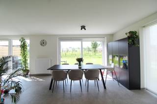 Schitterende half open woning te huur gelegen langs de Oude Gentstraat dichtbij centrum Meulebeke.Deze woning beschikt over alle nodige hedendaagse...