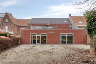 <span><span>In het dorpscentrum van <strong>Dadizele</strong>, deelgemeente van Moorslede, bieden we u dit ruime<strong> handelspand of kantoorruimte</strong> aan gelegen op een commerciële locatie met <strong>veel passage en zichtbaarheid</strong>. Het pand, gelegen in de schaduw van de basiliek van Dadizele, situeert zich in een kleinschalige residentie 'Torreke' met slechts 2 entiteiten.<br /><br />Deze statige bebouwing werd opgericht in het jaar <strong>2000</strong> en bevindt zich in een uitstekende staat.<strong> In een handomdraai kan dit pand terug perfect functioneren als handelszaak of kantoorruimte.</strong> Het voormalige bankkantoor beschikt maar liefst over een <strong>bruikbare vloeroppervlakte van 410 m²</strong> verdeeld over <strong>3 verdiepingen</strong>. Daarnaast is er ook een <strong>tuin</strong> aanwezig met doorgang (wandelpaadje) naar de straat. De perceeloppervlakte bedraagt <strong>611 m²</strong>. Het eigendom wordt <strong>bemeubeld </strong>verkocht.<br /><br />Het pand beschikt over een aandeel in het gebouw van 645/1.000sten. Er is geen VME of syndicus. Bovendien is er geen renovatieverplichting, aangezien men kan genieten van een <strong>gunstig energielabel C</strong>. Daarnaast is het eigendom ook<strong> asbestveilig</strong> en is er een <strong>conform attest van elektrische keuring</strong> aanwezig. De ramen zijn uitgerust met<strong> dubbele beglazing en aluminium raamkozijnen</strong>. Verwarming gebeurt met<strong> CV-installatie</strong> op aardgas (luchtafgifte) en deels elektrisch (op heden niet meer in gebruik en na te zien op goede werking). Er is ook <strong>ventilatie </strong>en een <strong>airco-unit </strong>voorzien (luchtgroep op dak).<br /><br /><u>De indeling van de ruimtes is als volgt:</u><br /><strong>Kelderverdieping</strong>: lange gang met archiefruimte - servicelokaal - kluis - berging - sas - kruipruimte.<br /><strong>Gelijkvloers</strong>: inkom/lobby met loket, toegang tot tellerlokaal en veiligheidssas - grote, polyvalente binnenruimte - trapzaal naar kelder en eerste verdieping - balie/receptie - berging en technische ruimte - backoffice - 7 à 8-tal burelen.<br /><strong>Eerste verdieping</strong>: refter met keuken - sanitair gedeelte - technisch lokaal.<br /><strong>Exterieur</strong>: zuidgerichte tuin met terras met doorgang naar straat (erfdienstbaarheid).<br /><br />Wenst u meer informatie of graag een plaatsbezoek? Contacteer <strong>Diksimmo</strong> op het nummer<strong> 051 50 11 51</strong> of mail naar diksmuide@diksimmo.be.</span></span>