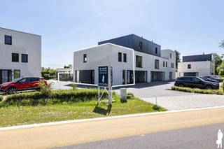 <strong>Op zoek naar een moderne woning waar je zonder verbouwen kunt intrekken, maar waar je terzelfdertijd niet elk weekend je vrije tijd aan groenonderhoud wilt besteden? Deze recente woning in het groene en ruime woonerf 'Klein Dorlick' combineert comfortabel en energiezuinig wonen met de nabijheid van Hasselt-centrum.<br /><br />De woning werd gebouwd in 2022 en beschikt over een uitzonderlijk EPC van slechts 4 kWh/m²/jaar. Dankzij onder meer vloerverwarming, zonnepanelen, ventilatiesysteem D en moderne woningtechnieken geniet je van hedendaags comfort met een bijzonder laag energieverbruik.<br /><br />Met drie slaapkamers biedt de woning bovendien de nodige flexibiliteit voor een gezin, thuiskantoor, hobbyruimte of logeerkamer. Het zuidgerichte terras en de groene omgeving zorgen voor aangename buitenruimte, terwijl een eigen parkeerplaats met laadpaalmogelijkheden (aansluiting reeds aanwezig) het dagelijkse comfort compleet maakt.<br /><br />Een ideale woning voor wie modern, energiezuinig en onderhoudsarm wil wonen, met Hasselt-centrum binnen handbereik<br /><br />De buurt en ruimere omgeving staan bekend om hun groene, rustige en autoluwe karakter én uitstekende verbinding naar zowel Hasselt-centrum, de autosnelweg (E313) als de groene omgeving richting Diepenbeek. De riante omliggende groenzone ter plaatse is voor bewoners toegankelijk en biedt vele zonnehoeken, schaduwzones, fietsenberging en pleintjes.<br /><br /></strong><span>Gelijkvloerse verdieping:</span><br />Via de inkomhal met vestiare en gastentoilet heeft u toegang tot de woonkamer. Deze leefruimte is voorzien van een gezellige zit-/tv-hoek en loopt door naar de open keuken. Deze leefruimte geniet bovendien van enorm veel natuurlijk daglicht door de riante raampartijen.<br /><br />De keuken is luxueus geïnstalleerd en volledig voorzien. Zij biedt o.a. een afzonderlijke, ruime koelkast, een aparte, grote diepvrieskast (beiden Zanussi), een Samsung vaatwasser met besteklade, een combi-oven (Zanussi) en een inductiekookplaat met ingebouwd afzuigsysteem (Novy). Er is een riant kookeiland aanwezig met legio werkruimte en waar u bovendien kan genieten van een ochtendkoffie en/of een glas wijn met vrienden of familie.<br /><br />Aan de keuken bevindt zich de berging en een technische ruimte waar er voorzieningen zijn voor wasmachineaansluiting, alsook de CV-ketel (gaswandketel van kwaliteitsmerk Vaillant).<br /><br /><span>Eerste verdieping:</span><br />De vaste houten trap in de woonkamer brengt u naar de eerste verdieping. Hier bevinden zich 3 ruime slaapkamers, een toiletruimte en een badkamer met inloopdouche, badkamermeubel en lavabo. De meeste ramen in de slaapkamers zijn op afstand te verduisteren. Voorziening om alle ramen te verduisteren met domotica is aanwezig. In de badkamer is afzonderlijke ventilatie voorzien (eveneens domotica).<br /><br /><span>Buitengebeuren:</span><br />De woning heeft een gezellig, zuidgeoriënteerd terras en parking (1 standplaats) is inbegrepen. Er zijn voorzieningen aanwezig voor het plaatsen van een zonneluifel aan de achtergevel. Verder is er een riante gemeenschappelijke tuin die enkel toegankelijk is voor de bewoners-eigenaars van het woonerf.<br /><br /><span>Bijzonderheden:</span><br />- <strong>12 zonnepanelen </strong>(3,3 kWp)<br />- EPC van <strong>4 kWh/m²/jaar </strong>ofwel <strong>label A</strong><br />- Volledig <strong>vloerverwarming én domotica<br />- </strong>Gemeenschappelijke kosten van <strong>40 euro/maand</strong><br />- Rustige ligging <strong>nabij groen</strong> / natuur en <strong>centrum Hasselt</strong><br />- Eigen <strong>parkeerplaats </strong>(inbegrepen in vraagprijs) en <strong>bijkomende parkeermogelijkheden</strong><br />- Mooi, <strong>eigen terras</strong> op het <strong>zuiden </strong>alsook een riante gemeenschappelijke natuurtuin