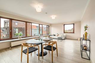 [[ DIT PAND NEEMT DEEL AAN DE ERA OPEN HUIZEN DAG OP 19/9 VAN 16:00 TOT 17:00 ]]
<p><strong>U</strong><strong>itzonderlijk ruim en instapklaar appartement van 125 m²</strong> aan de Zwijnaardsesteenweg in Gent, met <strong>3 volwaardige slaapkamers</strong>, <strong>EPC-label C</strong> en mogelijkheid tot aankoop van een <strong>ondergrondse staanplaats</strong>.</p>

<p>Met zijn royale oppervlakte onderscheidt dit appartement zich duidelijk van het gemiddelde aanbod in Gent. De aantrekkelijke prijs per m² en het <strong>EPC-label C zonder renovatieverplichting</strong> zijn belangrijke troeven, zeker voor een gebouw van deze leeftijd.</p>

<p>Ook technisch werd het appartement reeds grondig aangepakt. <strong>In 2015 werden sanitair en elektriciteit vernieuwd</strong>, inclusief leidingen en technieken in de chape. Belangrijke technische onderdelen zijn dus reeds gemoderniseerd.</p>

<p>De ligging is bijzonder interessant: <strong>UZ Gent bevindt zich op wandelafstand</strong>. Hierdoor is het appartement ideaal voor medewerkers van het ziekenhuis, studenten, gezinnen of ouders die een ruime woonst zoeken voor studerende kinderen. De drie volwaardige slaapkamers bieden bovendien verschillende mogelijkheden.</p>

<p>Dankzij de nabijheid van belangrijke invalswegen, openbaar vervoer, scholen, station en andere voorzieningen geniet u van een vlotte verbinding met het centrum en de ruime omgeving van Gent.</p>

<p>Het appartement is <strong>vrij bij akte</strong>. Een <strong>ondergrondse staanplaats</strong> is mee aan te kopen voor <strong>€ 25.000</strong>, een belangrijke extra troef op deze locatie.</p>

<p>Een interessante opportuniteit voor wie zoekt naar <strong>veel ruimte, 3 slaapkamers, EPC C en een topligging nabij UZ Gent</strong>.</p>

<p>Neem contact op met uw ERA-makelaar voor meer informatie of een bezoek.</p>