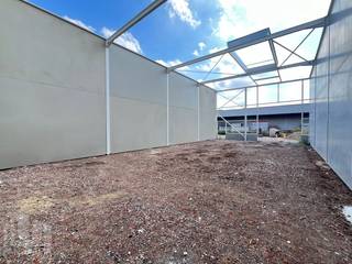 Dit nieuw te bouwen bedrijvenpark omvat KMO-units met oppervlaktes van 128 m² tot 1.090 m², waarbij verschillende units kunnen worden samengevoegd tot grotere entiteiten. De KMO-units, met brandklasse C, zijn opgebouwd uit een staalconstructie met een buitenschil bestaande uit een combinatie van geïsoleerde betonpanelen en sandwichpanelen. De loodsen beschikken over een vrije hoogte van 6 meter, lichtstraten met rookluik, een sectionale poort met afzonderlijke toegangsdeur en individuele nutsleidingen die inbegrepen zijn in de prijs. Tevens zijn de 4 privatieve parkeerplaatsen ook voorzien in de prijs!<br /><br />Het KMO-park is uitstekend gelegen op slechts 5 minuten van de R4 met directe verbinding naar de E17 en E40. Deze ligging zorgt voor snelle en optimale verbindingen richting Gent, Antwerpen, Brussel en omliggende gemeenten.<br /><br />Heeft u interesse of wenst u graag meer details over dit aanbod? Neem contact op met Gill voor meer info, plannen en lastenboek via het nummer 09 219 90 30.