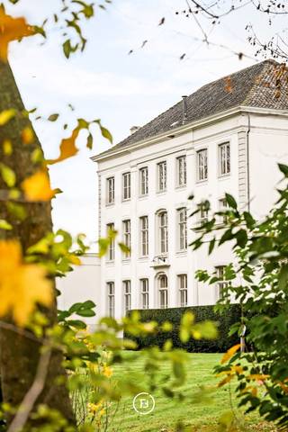 Dit uitzonderlijke kasteeldomein, met bijhorende verhuurde conciërgewoning, is gelegen op een royaal perceel van 12.401 m² en wordt omringd door...