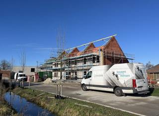 In deze nieuwe doodlopende verkaveling 'Biezenhof' te Beervelde realiseren we 13 uiterst energiezuinige woningen in een landelijke stijl.<br />Deze woning op lot 1 wordt gebouwd op een mooi perceel van 360m².<br /><br />Voor meer info bel naar het gratis nummer 0800/62 732 of mail naar info@durabrik.be<br /><br />GLVLS: inkom, ruimte voor vestiaire, wc, ruime living met ingerichte keuken met eiland en grote garage. De mooie raampartij in achtergevel zorgt voor veel lichtinval.<br />1ste VERD.: drie ruime slpks, wc, badk. met ligbad, douche en badmeubel met dubbele lavabo en bureauruimte op de overloop.<br />ZOLDER: vaste trap voorzien naar een aparte berging en gechapte zolderkamer met 2 dakvlakramen welke optioneel kan afgewerkt worden naar een ruime 4de slaapkamer.<br />Voor de afwerking kan je rekenen op de begeleiding én expertise van ons team en onze partners.<br />BEN-woning (E-peil 5!) dankzij het doorgedreven isolatiepakket, warmtepomp met vloerverwarming, ventilatiesysteem D en 12 (= 4680 wp) zonnepanelen. Samen met de regenwaterput van 10.000L voldoet deze woning dus aan alle normen voor de toekomst en bespaar je op je woonkost. De prijs is excl. btw en kosten.<br />Download de brochure op onze website https://durabrik.immo/beervelde-biezenhof<br /><br />* Afbeeldingen en oppervlaktes zijn indicatief.