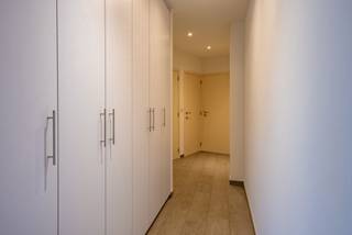 Dit prachtig en lichtrijk duplex appartement bevindt zich werkelijk midden de dorpskern van Brasschaat. Daar dit een hoek appartement is geniet u van veel lichtinval. Op de eerste verdieping betreedt u het ruime appartement met de volgende indeling: inkomhal met vestiairekasten, een apart gastentoilet, een wasruimte en een ruime living met open keuken (voorzien van o.a. vitro keramische kookplaat, Bosch oven, vaatwasser).<br /><br />Op de tweede verdieping vinden we een ruime slaapkamer met ensuite badkamer, een tweede slaapkamer, een tweede badkamer en een apart toilet. <br /><br />Het appartement werd zeer recent netjes geschilderd en is voorzien van mooie tegelparket op het eerste verdiep en parketvloer op de tweede verdieping. <br />Een extra bergruimte is tevens voorzien op de eerste verdieping van het gebouw. <br /><br />Werkelijk een absolute topligging nabij winkels, scholen en openbaar vervoer. Het prachtige park van Brasschaat bevindt zich op 3 minuten wandelen.