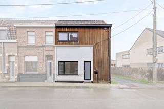 <strong>Ontdek deze recent volledig gerenoveerde woning</strong> met optimale ligging in het centrum van Moen. Volledig gerenoveerd in 2020, energiezuinig opgezet (label B), voorzien van centrale verwarming op aardgas en een conforme elektrische installatie. Vanuit de leefruimte heb je direct zicht op het aangenaam terras en de gezellige tuin, ideaal om buiten te genieten. Gelegen op wandelafstand van scholen, openbaar vervoer en handelszaken, combineert deze woning rust met een centrale bereikbaarheid. Een uitstekende woonplek voor wie comfort én efficiëntie waardeert.<br /><br /><strong>Indeling:</strong><br />Je komt binnen via de inkomhal. Op het gelijkvloers bevindt zich een bureau, een technische berging/wasruimte, een apart toilet en een lichtrijke leefruimte met open keuken die uitkijkt op de tuin met aangelegd terras. Op de eerste verdieping vind je een nachthal, twee volwaardige slaapkamers en een badkamer. Via de vaste trap bereik je de derde slaapkamer op de ingerichte zolderverdieping.<br /><br /><strong>Belangrijke troeven:</strong>
<ul>
	<li>Recente renovatie</li>
	<li>Energiezuinig (B - Label)</li>
	<li>Praktische indeling</li>
	<li>Centrale ligging</li>
	<li>Gezellige tuin met aangenaam terras</li>
</ul>
<br />EPC: 159 kWh/(m².jaar) of Label B. <br /><br /><strong>Benieuwd naar deze instapklare woning?</strong><br /><strong>Contacteer REALIMMO</strong> op 0471 89 28 25 of via aaron@real-immo.be voor een vrijblijvende rondleiding.