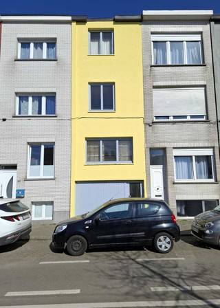 Deze te renoveren woning in de Confortalei geniet van een uitstekende ligging. Het bevindt zich op een wandelafstand van het park Rivierenhof en voorzieningen zoals scholen en winkels. Met tram- en bushaltes op een steenworp afstand, bevindt u zich binnen een mum van tijd in het bruisende stadscentrum van Antwerpen. Bovendien zijn belangrijke invalswegen vlot bereikbaar.<br /> <br />Bij het betreden van de woning komen we via de inkomhal in de inpandige garage. Op de eerste verdieping bevindt zich de leefruimte, de keuken, een apart toilet en een overdekt terras met toegang tot de tuin. De tweede verdieping omvat een slaapkamer, badkamer, wasruimte en een apart toilet. Op de derde verdieping bevinden zich twee slaapkamers. Tot slot beschikt de woning over een ruime kelder met toegang tot de tuin.<br /><br />Troeven<br /><br />* Centrale ligging - uitstekende mobiscore 9,1/10<br /><br />* Garage, tuin en ruime kelder aanwezig<br /><br />* Drie volwaardige slaapkamers<br /><br />Heeft u interesse in deze woning met veel potentieel en wenst u een bezoek ter plaatse in te plannen? Aarzel niet ons te contacteren, wij zijn telefonisch bereikbaar van vrijdag tot en met maandag gedurende de dag, woensdag vanaf 14u en dinsdag- en donderdagen vanaf 19u op het GSM nummer: 0485 08 49 02 of via het mailadres erel.vanhoey@telenet.be.<br /><br /> <br />GEEN IMMO/MAKELAAR AUB