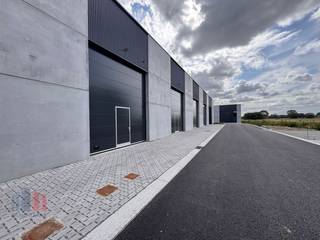 Nieuwbouw KMO-unit met een oppervlakte van +/- 225 m² en 3 privatieve parkeerplaatsen te koop, de unit maakt deel uit van de gloednieuwe...