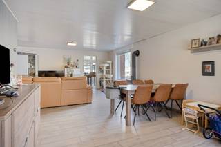 Deze verder af te werken gezinswoning met 4 slaapkamers is zeer rustig gelegen in de doodlopende straat Kleine Rijen in Mol-Sluis. Ondanks de rustige ligging geniet de woning van een vlotte bereikbaarheid dankzij de nabijheid van de N18, met een goede verbinding naar de omliggende gemeenten.<br /><br />Indeling:<br />We betreden de woning via de inkomhal. Deze geeft directe toegang tot de ruime, lichtrijke woonkamer met gezellige houtkachel. Aansluitend vinden we de vernieuwde, volledig uitgeruste keuken. Achteraan bevinden zich nog een berging/wasplaats met ingemaakte kasten, apart toilet en een ruime badkamer.<br /><br />Via de trap in de inkomhal bereiken we de eerste verdieping. Hier vinden we 3 slaapkamers terug. Via de trap in één van de slaapkamers kunnen we de tweede verdieping bereiken, waar zich een vierde slaapkamer bevindt.<br /><br />De kelder, bereikbaar via de woonkamer, biedt extra handige opbergruimte.<br /><br />Buitenruimte:<br />Buiten kan er volop van het buitenleven genoten worden in de zuidwestelijk georiënteerde tuin. In de tuin vinden we ook een ruime garage die voor extra opslagruimte zorgt.<br /><br />Extra:<br />- Energiezuinig (EPC-label C)<br />- Grotendeels al vernieuwd<br />- 2 jaar geleden werd het dak gerenoveerd en geïsoleerd en werden er zonnepanelen geplaatst<br />- Gelegen in een doodlopende straat (zeer rustig en kindvriendelijk)<br />- Elektriciteit conform<br /><br />Voor meer info of een bezoek contacteer ons via info@vastengoed.be of via 014/72 73 74.<br /><br />Wenst u een gratis schatting van uw eigendom? Contacteer ons via 014/72 73 74.