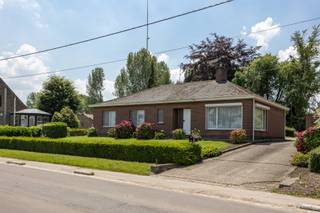Deze charmante woning baadt in het licht en vormt de ideale thuisbasis voor wie op zoek is naar rust, ruimte en een uitgesproken landelijk...