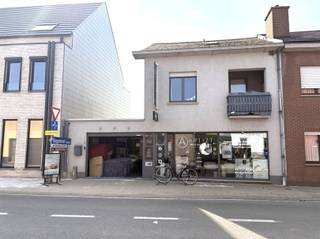 Ruime (handels)woning te Buggenhout Deze (handels)woning, gelegen in het hart van Opstal, wordt momenteel gebruikt als beautysalon. De perceel...