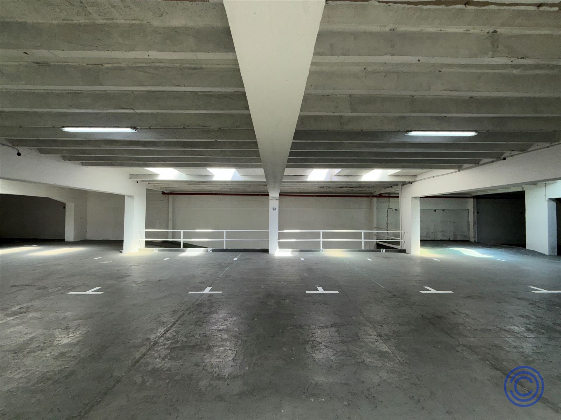 5 ruime binnen staanplaatsen in privé garagecomplex! - foto 3