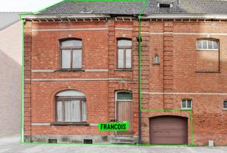 In Reningelst op 5 minuten van Poperinge bevindt zich deze ruime volledig te renoveren woning. De woning is gelegen op een perceel van 410m² en...