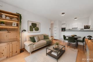Dit aangename appartement bevindt zich op de derde verdieping van een uitstekend onderhouden gebouw met lift, in een rustige en groene woonwijk van het gegeerde Sint-Lambrechts-Woluwe. Dankzij de ligging aan de achterzijde geniet u van optimale rust en privacy.<br />De lichtrijke leefruimte met open, volledig uitgeruste keuken geeft rechtstreeks uit op een gezellig privatief terras. Verder beschikt het appartement over een ruime slaapkamer, een badkamer met ligbad, een gastentoilet en praktische opbergruimte.<br />Een extra troef is de privatieve ondergrondse parkeerplaats t.w.v. € 20 000 die inbegrepen zit in de prijs! <br /><br />Ideaal als eerste woning of investering, op slechts 5 minuten van Stockel/Place Dumont en dichtbij openbaar vervoer, winkels, scholen en parken.Een buitenkans op een absolute toplocatie!