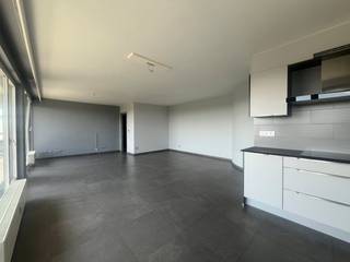 Het appartement beschikt over een comfortabele slaapkamer en een praktische indeling die optimaal gebruik maakt van de beschikbare ruimte. De leefruimte sluit aan op een groot, lang terras aan de voorzijde van het gebouw – dé absolute troef van deze woning. Hier kan u in alle rust genieten van de zon, een aperitief of simpelweg het indrukwekkende panoramische zicht over de omgeving.<br /><br />Indeling van het appartement:<br />- Open leefruimte met veel lichtinval met toegang tot het terras<br />- Open keuken voorzien van alle apparaten<br />- Slaapkamer met toegang tot het terras<br />- Badkamer<br /><br />Verder biedt het appartement een ideale uitvalsbasis met vlotte verbindingen naar Brussel, openbaar vervoer, winkels en andere voorzieningen in de directe omgeving.<br /><br />Interesse? Neem dan contact op met ons om een bezoek in te plannen<br /><br />Bestuursmaatregelen in het maatregelenregister: nee