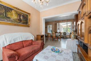 Halfopen woning met uitweg in het hart van Ingelmunster te koop<br /><br />De woning beschikt op het gelijkvloers over een inkomhal met traphal, een lichtrijke leefruimte met zit- en eetplaats, een aansluitende keuken en een badkamer voorzien van douchebad, wastafel en toilet. Aansluitend aan de keuken bevindt zich een veranda met toegang tot de berging en tuin.<br /><br />Op de eerste verdieping bevinden zich drie volwaardige slaapkamers. Via een vaste trap bereikt u de ruime zolderverdieping, die tal van mogelijkheden biedt. Deze ruimte kan eenvoudig worden ingericht als extra slaapkamers, bureau, hobbyruimte of een combinatie hiervan.<br /><br />De woning beschikt over een aangename tuin. Via de gedeelde oprit is de bestaande garage vlot bereikbaar. Aan de achterzijde is er bovendien een uitweg aanwezig, waar in principe eveneens de mogelijkheid bestaat om een garage te voorzien.<br /><br />Troeven:<br />- Achteruitweg met mogelijkheid tot garage<br />- zolder met vaste trap (mogelijkheid tot realisatie slaapkamer, bureau of hobbyruimte)<br />- Tuin bereikbaar via zij- en achterzijde<br />- Centrale ligging nabij winkels, scholen, openbaar vervoer en sportinfrastructuur (Gemeentelijke Sporthal Ingelmunster)<br /><br />Bent u op zoek naar een woning met veel potentieel en een centrale ligging nabij alle voorzieningen?<br />Contacteer ons vandaag nog voor meer informatie of een bezoek ter plaatse.<br />Bel Louise op 0496 08 08 00 of mail louise@immo-lys.be