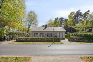 De grote woonkamer (60m²) op parketvloer is voorzien van airco en een ingebouwde houtkachel. De keuken (12m²) is uitgerust met een elektrisch kookvuur, afzuiging, spoelbak, vaatwasser, oven, microgolf, koelkast en voldoende kastruimte.Er zijn drie slaapkamers (16m² - 12m²- 12m²) waarvan de grootste voorzien is van airco. De badkamer (7m²) beschikt over een inloopdouche, een wastafel met bijpassend meubel en een toilet. De ruime veranda (20m²) geeft toegang tot het terras en de tuin. De woning beschikt verder nog over een inkomhal (6m²) met apart toilet, inpandige garage met zonneboiler, grote bergzolder die toegankelijk is via een vlizotrap en een berging/wasplaats (6m²).Er is een prachtige, grote tuin aan de woning. Hier vindt men nog een houten garage en een gemetst tuinhuis.Diversen:- Recente dubbele beglazing in houten ramen- Overal rolluiken- CV op aardgas- Zonneboiler- Zonnepanelen- Toplocatie met prachtige tuinDe eigendom wordt aangeboden via de Pre-sale formule. Op 30/05/2026 tussen 10:00 en 13:00 kan u de woning op afspraak komen bezichtigen en een bod uitbrengen. De vermelde prijs is een instelprijs. Voor meer info, gelieve contact op te nemen met de dossierverantwoordelijke.Bestuursmaatregelen in het maatregelenregister: nee