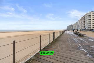 Dit ruime en authentieke gelijkvloers appartement op de Zeedijk in Oostende biedt een adembenemend 180° frontaal zicht op de Noordzee en de levendige wandeldijk. Een zeldzame kans voor wie houdt van ruimte, karakter en een blijvend vakantiegevoel.<br /><br />Bij binnenkomst word je meteen ondergedompeld in de charme van deze woning. De gemeenschappelijke inkomhal met haar imposante traphal en authentieke lift straalt grandeur uit en leidt naar de ruime privé-inkomhal. Van hieruit betreed je de lichtrijke woonkamer en eetkamer (67 m²), waar het panoramisch zeezicht een indrukwekkend decor vormt. De aparte keuken (8,5 m²) biedt alle nodige comfort, terwijl de nachthal achteraan toegang geeft tot drie ruime slaapkamers, waaronder een mastersuite met ingerichte badkamer (29 m²). Een extra douchekamer, vestiaire en apart toilet maken deze verdieping compleet.<br /><br />Een unieke troef is de bewoonbare kelderverdieping, die perfect dienst kan doen als kangoeroewoning, bijwoonst of vakantieverhuur. Deze beschikt over een eigen ingang, een ruime leefruimte met keukenblok (40 m²), een ingerichte badkamer (14 m²), een wasruimte met toilet en een comfortabele slaapkamer (14 m²).<br /><br />De gezellige stadstuin, bereikbaar via beide verdiepingen, biedt een oase van rust in het hart van de stad. Bovendien is er een achterliggende toegang naar een optioneel aan te kopen garage voor minstens twee wagens.<br /><br />Met zijn authentieke elementen, royale ruimtes en unieke ligging aan zee is dit een parel aan de kust. Laat je betoveren door de charme en mogelijkheden van deze woning en plan vandaag nog je bezoek! 🌊✨