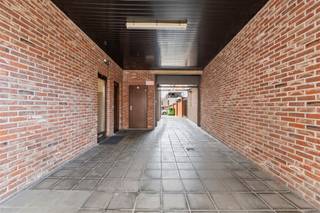 Langs de Luikersteenweg kunnen we ter hoogte van nummer 37 in Residentie Luikerpoort dit ruime en volledig instapklare appartement terugvinden.We...