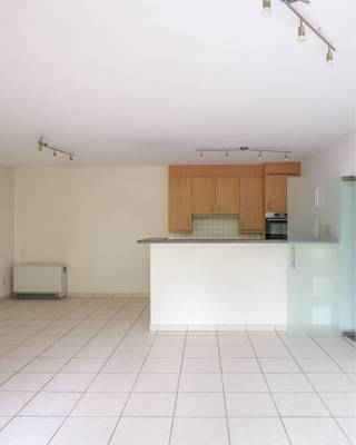 - Gelieve ons per mail (info@immo-cvh.be) te contacteren om uw bezichtiging in te plannen -
Dit verzorgd en lichtrijk gelijkvloers appartement, gelegen in de gegeerde Suzanne Lilarstraat te Gent, biedt een uitstekende combinatie van comfort, rust en een vlotte bereikbaarheid. De locatie is een absolute troef: in een aangename en residentiële omgeving, met winkels, scholen, openbaar vervoer (wandelafstand van het station Gent-Sint-Pieters) en belangrijke invalswegen binnen handbereik. Bovendien bevindt u zich op korte afstand van het bruisende stadscentrum van Gent, terwijl u thuis geniet van een rustige woonomgeving.
Het appartement, gebouwd in 2004 en steeds goed onderhouden, beschikt over een praktische indeling met een ruime leefruimte die geniet van veel natuurlijke lichtinval. Verder omvat het appartement een volledig uitgeruste keuken met aanpalende berging, twee volwaardige slaapkamers, een badkamer en een afzonderlijk toilet.
Een van de grootste pluspunten is de aangename buitenruimte. Via de leefruimte heeft u toegang tot een mooi aangelegd terras met aansluitend een privatieve tuin, georiënteerd op het zuidwesten. Hierdoor kunt u optimaal genieten van de zon. Daarnaast kunnen bewoners ook gebruikmaken van de gemeenschappelijke tuin, wat bijdraagt aan het groene en aangename karakter van de residentie.
Als extra troef beschikt het appartement over een private garagebox (100 euro) op de ondergrondse verdieping, wat zorgt voor extra comfort en voldoende bergruimte.
Kortom, dit instapklare appartement combineert een uitstekende ligging, een verzorgde afwerking, twee slaapkamers en aantrekkelijke buitenruimtes met het comfort van een eigen garagebox, waardoor het een ideale woonst vormt voor wie op zoek is naar rustig wonen in Gent.
(beschikbaar vanaf 1 juli ‘26 - maandelijkse kost 120 euro (syndicus & provisie water) - LT contract, starten met jaarcontract, domicilie verplicht)