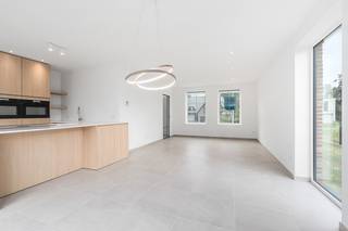 Op zoek naar een instapklare nieuwbouwwoning waar comfort, energiezuinigheid en landelijk wonen perfect samenkomen?<br />Dan is deze prachtige alleenstaande woning, gelegen vlak bij het centrum van Hooglede, absoluut het ontdekken waard.<br />Hier geniet je elke dag van de rust en ruimte van een landelijke omgeving, terwijl winkels, scholen, horeca en andere voorzieningen vlot bereikbaar zijn.<br /><br />De woning combineert hedendaags wooncomfort met een warme, tijdloze uitstraling.<br />Dankzij het uitstekende E-peil van 20 woon je bijzonder energiezuinig en geniet je bovendien van 50% korting op de onroerende voorheffing gedurende 5 jaar.<br />De vloerverwarming op het gelijkvloers, aangestuurd door een warmtepomp, zorgt het hele jaar door voor een aangenaam binnenklimaat en een efficiënte manier van verwarmen.<br /><br />Binnen word je verwelkomd door een lichtrijke leefruimte die naadloos aansluit bij de moderne keuken. Grote raampartijen zorgen voor een aangename hoeveelheid natuurlijk licht en creëren een open en uitnodigende sfeer. Op de verdieping bevinden zich drie ruime slaapkamers en een comfortabele nachthal, allemaal voorzien van duurzame laminaatvloerbekleding.<br />Ook buiten hoef je je nergens zorgen over te maken: de woning wordt volledig geschilderd, voorzien van verlichting én de tuinaanleg wordt afgewerkt. <br /><br />Daarnaast beschikt de woning over een inpandige garage met automatische poort en een aparte berging, ideaal voor wie nood heeft aan extra praktische ruimte.<br /><br />Kortom: een energiezuinige, volledig afgewerkte en instapklare nieuwbouwwoning op een aantrekkelijke locatie, waar je rustig en comfortabel kunt wonen met alles wat je nodig hebt binnen handbereik. Een woning die niet alleen vandaag aantrekkelijk is, maar ook een slimme investering in jarenlang wooncomfort.<br />Ontdek zelf de troeven van deze unieke woning en geef ons gerust een seintje voor meer informatie of een bezoek.<br /><br /><strong> Ontdek lot 06 tijdens het opendeurmoment op zondag 27 september, van 13u tot 16u. Schrijf je in via: https://bit.ly/Opendeur_27_september</strong>