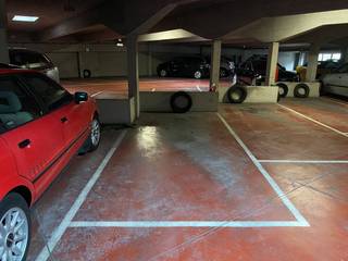 Ruime staanplaats gelegen in centrum Oostende op vierde verdieping in Parking Centrum. Gelegen vlakbij de jachthaven en verschillende invalswegen. Ingang: Hendrik Serruyslaan 40 – Uitgang: Aartshertoginnestraat 23.<br /><br />Afmetingen:<br />Lengte: 5,50 m<br />Hoogte: 1,80 m<br />Breedte: 2,20 m<br /><br />Ben je geïnteresseerd in dit appartement te huur in Oostende? Ga naar de website, klik op het pand dat je wenst te huren en vraag je bezoek aan via de voorziene knop. Na het invullen van een kort profiel nemen wij contact met je op voor een bezoek. Telefonisch kunnen er geen afspraken gemaakt worden.