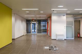 In het centrum van Lebbeke huisvest dit op te frissen handelspand met tal van mogelijkheden.- Bruikbare oppervlakte van 434m²;- AAA commerciële...