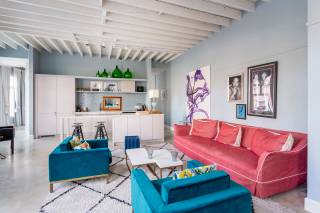 Ontdek dit charmante en lichtrijke bemeubeld appartement met twee slaapkamers, gelegen op een absolute toplocatie aan de Sint-Jansvliet, vlakbij de Scheldekaaien. Dit appartement combineert comfortabel wonen met de levendigheid van de stad, vlak bij gezellige restaurants, winkels en openbaar vervoer.<br /><br />Bij het binnenkomen word je meteen ondergedompeld in een warme, uitnodigende sfeer. De ruime leefruimte baadt in natuurlijk licht en vormt de perfecte plek om te ontspannen of gasten te ontvangen. Aansluitend vind je een volledig uitgeruste keuken met kwalitatieve inbouwtoestellen waar koken een plezier wordt.<br /><br />Het appartement is smaakvol ingericht met kleurrijke, karaktervolle meubels die meteen sfeer brengen. De levendige accenten en doordachte combinaties geven de ruimte een unieke, gezellige uitstraling.<br /><br />Het appartement beschikt over twee volwaardige slaapkamers, ideaal voor een koppel, klein gezin of als combinatie van wonen en thuiswerken. De badkamer is voorzien van een inloopdouche en ruime lavabo.<br /><br />kortom, een plek waar stijl, comfort en locatie perfect samenkomen<br /><br />Huurprijs: 1.650,00 EUR/maand<br />Kosten: 250,00 EUR/maand (incl. nutsvoorzieningen)<br />Beschikbaarheid: 05/10/2026<br /><br />Interesse?<br />Contacteer LISTED voor een bezoek: +32 3 283 51 51.