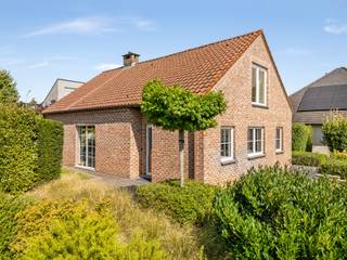 Met veel plezier stellen wij u deze vrijstaande, volledig gerenoveerde woning voor, gelegen in een doodlopende residentiële straat op een absolute toplocatie in Heverlee, bijzonder vlot verbonden met Leuven, Brussel, Gasthuisberg en Imec. In 2023-2024 werd de woning smaakvol en duurzaam vernieuwd, met oog voor hedendaags wooncomfort met EPC-label B. Via de inkomhal met vestiaire komt u in de praktische open leefkeuken, met bijkeuken, die naadloos aansluit op de eet- en leefruimte. Grote glaspartijen zorgen voor een aangenaam ruimtegevoel met veel licht en een directe verbinding met de mooi aangelegde, onderhoudsvriendelijke tuin met veel privacy. Op het gelijkvloers bevinden zich verder een volwaardige slaapkamer, badkamer en een apart toilet. De bovenverdieping is de echte eyecatcher: volledig opengetrokken en ingericht als een luxueuze masterbedroom met de uitstraling van een hotelsuite, inclusief en suite badkamer met ligbad. Daarnaast beschikt de masterverdieping over een volwaardig ingebouwd bureau, met nog bijkomende ruimte voor een gezellige zithoek, en een handige bergzolder. Ook praktisch scoort de woning uitzonderlijk goed dankzij de dubbele garage, extra opbergkasten, bijkeuken en zolder. Een instapklare, stijlvolle en duurzame woning waar ruimte, licht en privacy samengaan met hedendaags wooncomfort, op een bijzonder gegeerde locatie in Heverlee. Interesse? Contacteer ons via info@homies.be of 016 22 82 22.<br />