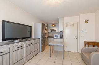 <p><span>Op zoek naar de ideale opbrengsteigendom? Dan zijn deze appartementen aan de </span><span>Zavelbaan 42 te 9300 Aalst</span><span> zeker een bezoek waard.</span></p><p><span>Deze opbrengsteigendom bestaat uit 4 appartementen met telkens 2 slaapkamers & 1badkamer:</span></p><p><span>GVL: 54m2 met 95m2 aan tuin, huidige huurprijs bedraagt 575 EUR/maand, indexeerbaar naar 769 EUR/maand. EPC-B</span></p><p><span>1e: 62m2, huidige huurprijs bedraagt 725 EUR/maand. EPC-B</span></p><p><span>2e: 62m2, huidige huurprijs bedraagt 590 EUR/maand, indexeerbaar naar 710 EUR/maand. EPC-B</span></p><p><span>3e: 55m2, huidige huurprijs bedraagt 625 EUR/maand. EPC-D</span></p><p><span>Huidige </span><span>maandelijkse </span><span>huuropbrengsten </span><span>bedragen </span><span>2.515 EUR</span><span> en resulteren in een brutorendement van 4,83%. </span><span>Na </span><span>de toepassing van de </span><span>indexatie </span><span>bedraagt dit </span><span>2.829 EUR</span><span> en zorgt dit voor een brutorendement van </span><span>5,43%!</span></p><p><span>Bovendien beschikt elk appartement over een </span><span>zuidwest gericht terras</span><span> aan de achterzijde. Het gebouw onderging een grondige renovatie in </span><span>2011</span><span>, waardoor de appartementen zich in een verzorgde staat bevinden. Bovendien is het </span><span>volledige gebouw asbestvrij</span><span>, wat een extra geruststelling biedt.</span></p><p><span>Als kers op de taart wordt er nog een </span><span>basisakte </span><span>opgesteld. Hierdoor kan u genieten van individuele verkoop van de appartementen! Een uitstekende kans voor wie wil investeren in vastgoed. </span></p><p><span>Gebouw</span><span> zonder lift</span><span>. </span></p><p><span> </span></p><p><span>Voor meer informatie en/of een bezoek, contacteert u Sébastien van Immo Zone op het nummer 0486/ 41. 85. 66.</span><span> </span></p>