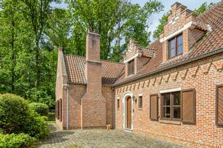 deze charmante, instapklare woning in open bebouwing is gelegen in Steenveld, een bijzonder rustige en groene buurt in Linden, deelgemeente van Lubbeek. De woning biedt ruime, heldere leefruimtes, 4 slaapkamers en een dubbele inpandige garage op het gelijkvloers, waardoor het perfect mogelijk is om alles op het gelijkvloers te hebben. Op de verdieping is er een ruime polyvalente kamer met keuken, 2 slaapkamers en 2 grote zolderruimtes, wat dan weer extra mogelijkheden biedt voor een zelfstandig beroep of het inrichten van een B&B, bijvoorbeeld. Rondom de woning ligt een aangelegde tuin met terras, waar je in alle privacy van de rust en het groen kunt genieten.
Omvattende:
Gelijkvloers: inkomhal, zit- en eetkamer, keuken en eetplaats, berging en wasplaats, toiletruimte, nachthal, 4 slaapkamers, badkamer (incl. toilet), garage en technische ruimte
Eerste verdieping: nachthal, polyvalente kamer, 2 slaapkamers, badkamer, 2 zolderruimtes
Oprit, terras en tuin: oprit, omheinde en aangelegde tuin met deels overdekt terras, ingebouwde open haard/BBQ, regenwaterput onder terras
Ligging: de woning bevindt zich in de verkaveling ‘Steenveld’ in Linden (Lubbeek). Bushaltes zijn vlakbij, het station van Leuven bevindt zich op 6 km en er is een vlotte verbinding met Brussel.
Deze gezinswoning is onmiddellijk beschikbaar.
https://www.itimmo.be/populierenlaan-1-linden