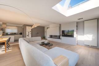 A stone's throw from the center of Bruges and De Kust, we find this beautiful 4-bedroom house for sale. This ready-to-move-in home is a rare opportunity for those looking for quality real estate on a strategic axis between Bruges/Knokke-Heist. When you enter the house, you immediately notice the bright and spacious living space, which, thanks to the large windows, offers a beautiful open view of the fields behind.This house offers 4 bedrooms and a spacious bathroom is currently for sale for families who dream of space and comfort, with four bedrooms, two of which are furnished as fully-fledged suites. The outdoors come into its own here on the two sunny terraces and in the easy-care garden, where you can enjoy the panoramic view in peace and quiet. The fact that this type of property is so peacefully located and yet offers an excellent connection to the Bruges/Knokke-Heist region makes it a unique opportunity for those who want to combine work and relaxation.Register of measures: no