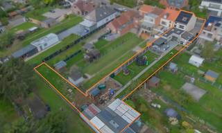 KIJKMOMENT - Zat. 19/9 vanaf 10u (op afspraak: 053/60.65.60)<br /><br />AALST - In de stadsrand bevindt zich deze compleet gerenoveerde en instapklare woning op een terrein van 913m², bewoonbare opp. 215m²!<br />Busstation en snelle toegang tot centrum van Aalst en E40 is een pluspunt.<br /><br />De woning is energetisch volledig in orde: goed EPC, zonnepanelen, laadpaal, conforme elektriciteit, nieuwe ramen, nieuw dak, isolatie crepi en vloerisolatie. Nieuwe wandketel op aardgas.<br />Alle leidingen zijn vernieuwd en de tuin is volledig aangelegd met zonnig terras, grote pergola met zonnelamellen en werkplaats. Mogelijkheid tot houden van kleine dieren.<br />Naast de woning is er nog een bouwgrond, deze dient samen met de woning te worden aangekocht (€99.000) - dit is een ideale investering om later op bebouwen en kan op dit moment gebruikt worden als extra parkeerplaats voor meerdere auto's. Momenteel is het de toegang tot garage en tuin.<br />Indeling van de woning: de benedenverdieping omvat de inkomhal met toegang naar de lichtrijke woonkamer en compleet uitgeruste keuken. Vanuit de keuken kan je naar een achterliggende berging waar de wasplaats is en een extra douche. Toegang en zicht op de tuin via een groot schuifraam.<br />Op de 1ste verdieping is er de badkamer met douche en ligbad, apart toilet en 2 slaapkamers, de 2de verdieping bereik je via een vaste trap, daar bevinden zich nog 2 slaapkamers.<br />Wenst u deze instapklare woning en aanpalende BG te bezoeken, maak dan snel een afspraak via 053/60.65.60<br />TOPPER!!