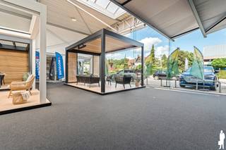 <h1>Winkelruimte / showroom van ca. 240 m² op toplocatie in Sint-Job-in-'t-Goor</h1>
<p><strong>Op zoek naar een commerciële ruimte met uitstraling, visibiliteit en parkeergelegenheid?</strong><span> </span>Deze mooie winkelruimte/showroom van ca.<span> </span><strong>240 m²</strong><span> </span>is gelegen op een<span> </span><strong>toplocatie in Sint-Job-in-'t-Goor</strong><span> </span>en biedt tal van mogelijkheden voor diverse handels- en kantooractiviteiten.</p>
<p>De ruimte beschikt over een<span> </span><strong>ruime etalage</strong>, waardoor uw zaak een uitstekende zichtbaarheid geniet. Dankzij de grote raampartijen is er bovendien<span> </span><strong>veel natuurlijke lichtinval</strong>, wat zorgt voor een aangename en professionele werkomgeving.</p>
<p>Voor de deur zijn<span> </span><strong>4 private parkeerplaatsen</strong><span> </span>voorzien, een belangrijke troef voor zowel klanten als medewerkers.</p>
<h3>Indeling</h3>
<ul>
<li>Ruime showroom</li>
<li>Receptiebalie</li>
<li>Aparte bureauruimte met aansluitende keuken</li>
<li>Toilet M/V</li>
<li>4 parkeerplaatsen voor de deur</li>
</ul>
<p>Een<span> </span><strong>instapklare commerciële ruimte op een uitstekende locatie</strong>, ideaal voor een winkel, showroom, kantoor of andere commerciële activiteit.<br /><br /><strong>Beschikbaar vanaf 01/01/2027.</strong></p>
<p><strong>Interesse? Neem contact op voor meer informatie of een bezichtiging!</strong></p>