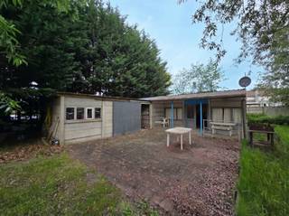 <p><span>Een idyllisch kader voor mensen die houden van groen, natuur en rust.</span></p><p><span>De chalet is gelegen in natuurgebied en heeft een totale bewoonbare oppervlakte van 90m².  Geen centrale verwarming, wel een houtkachel aanwezig. </span></p><p><span>Indeling: eetkamer, keuken, slaapkamer, sanitair, berging.</span></p><p><span> </span></p><p><span>Contacteer ons kantoor Dupont Vastgoed voor meer inlichtingen of een bezoek ter plaatse op 015 15 15 15.</span></p><p><span> </span></p>
