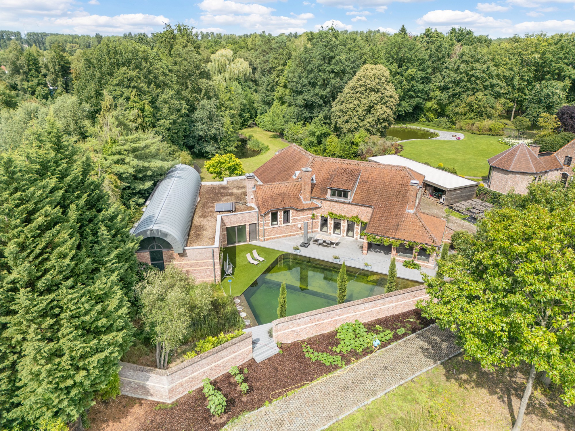 Exclusieve karaktervolle villa van +-585 m² op een prachtige natuurlijke terrein van 4875m² te Hasselt. - foto 2