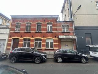 Immeuble de rapport situé dans un endroit stratégique, composé d'un bâtiment principal et d'un bâtiment de liaison dans la rue latérale. Le...