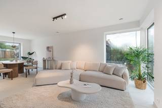 Ruime en energiezuinige nieuwbouwwoning op een zuidelijk georiënteerd perceel van 259m2. Op het gelijkvloers is een inkom met gastentoilet, een wasplaats/berging, en een open leefruimte. Op de eerste verdieping bevinden zich 3 slaapkamers en een badkamer met bad + inloopdouche + toilet. De zolder is toegankelijk met een vaste trap waardoor hier ook nog een vierde slaapkamer kan gemaakt worden. De vermelde prijs is inclusief ALL-IN afwerking. De woning sowieso voorzien van alle moderne technieken zoals een warmtepomp en vloerverwarming op het gelijkvloers +1e verdieping. De woning wordt gebouwd in een nieuwe residentiële verkaveling met 11 woningen en 2 meergezinswoningen. Het residentiële project vormt een architecturaal geheel met optimaal ingedeelde wooneenheden en verschillende groen- en speelzones. Kom jij hier binnenkort thuis? Contacteer onze bouwadviseur Ewout voor meer informatie: 0497 588 888 - contact@huysmanbouw.be - VERKOOPPRIJS: € 434.665 excl.BTW, excl.registratie en andere belastingen - € 511.518 incl.21% BTW, excl.registratie en andere belastingen
