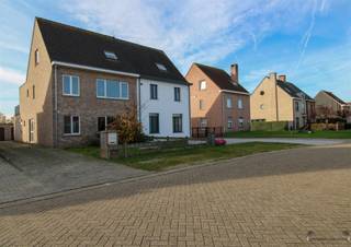 Mixed-use dwelling The house was previously divided into 3 apartments on the glkvs, 1st floor and 2nd floor. According to permit, the ground floor is...